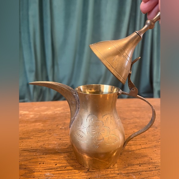 Saudi Arabian engraved brass dallah pot set - 5 pieces - Picture 3 of 12